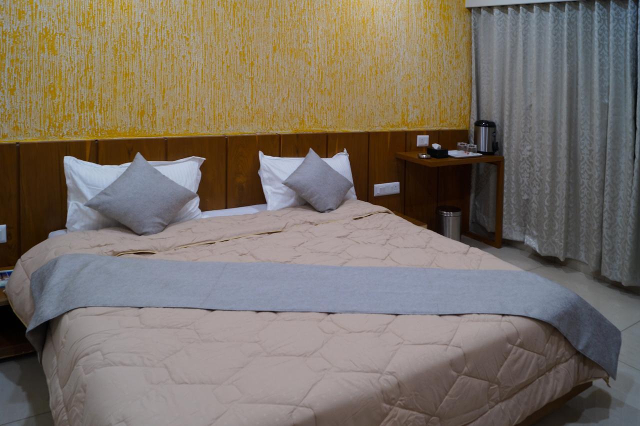 Hotel Midtown Vadodara Eksteriør bilde