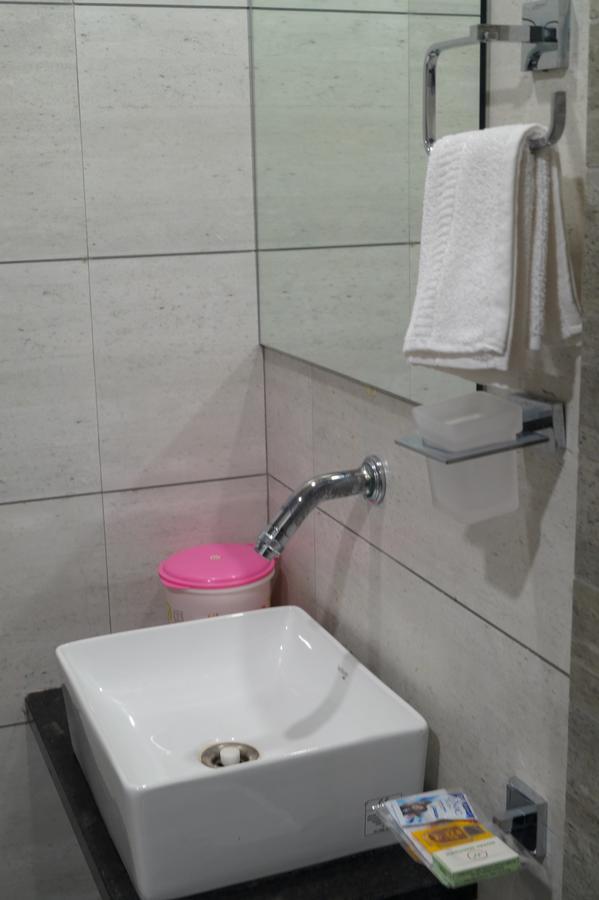 Hotel Midtown Vadodara Eksteriør bilde