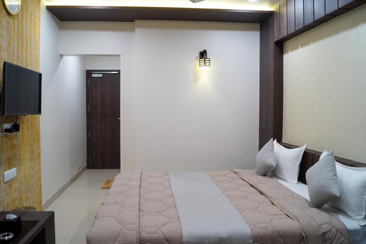 Hotel Midtown Vadodara Eksteriør bilde