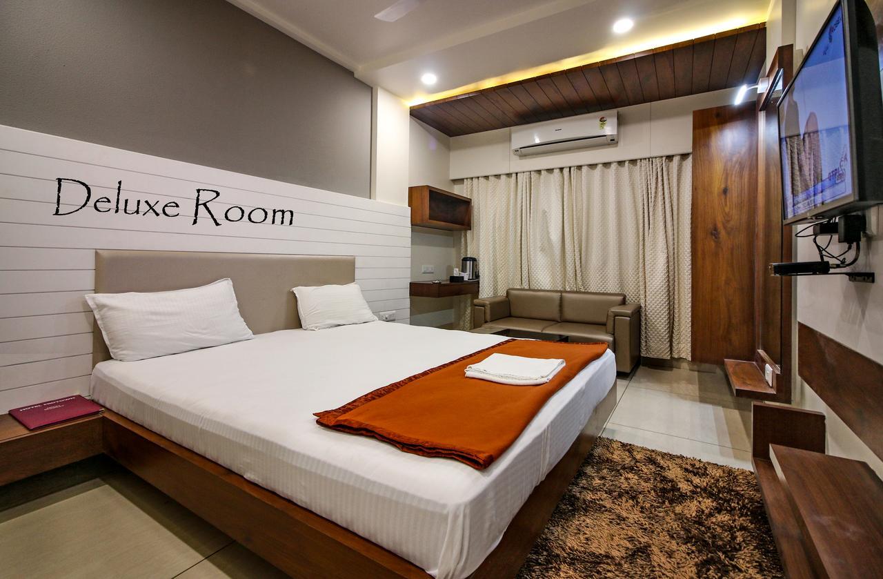 Hotel Midtown Vadodara Eksteriør bilde